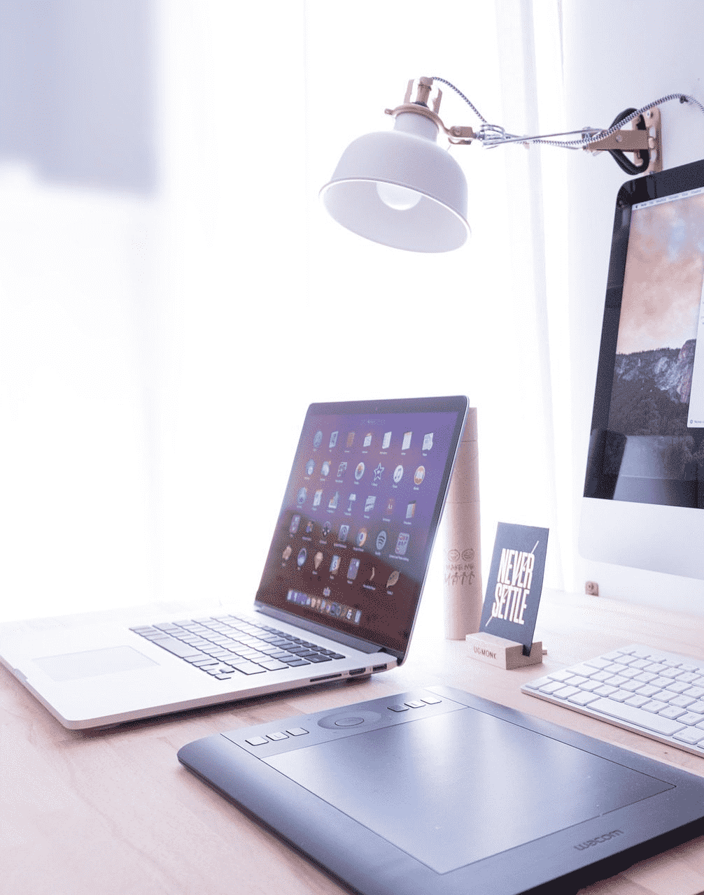 Environnement de travail CE SOFT — bureau avec ordinateur